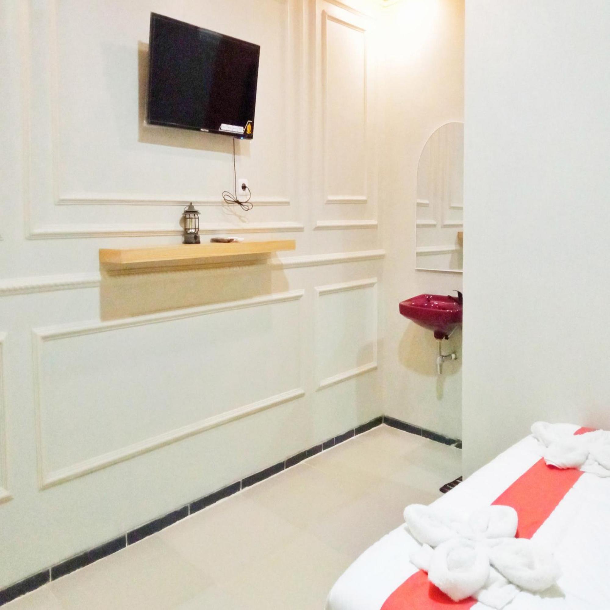 Rifal Inn Mitra Reddoorz Tegal  Esterno foto
